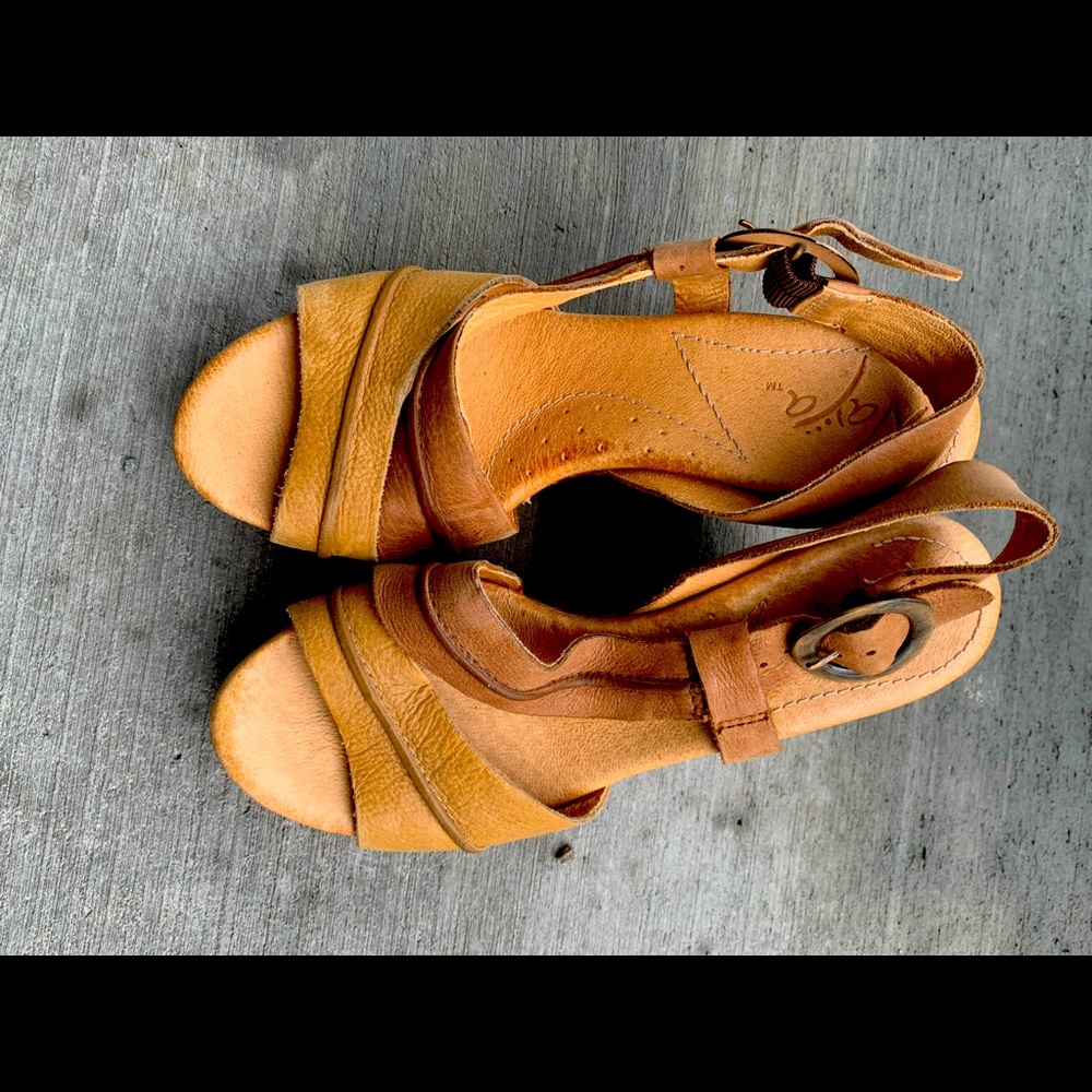 Naya Summer wedges